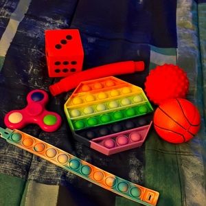Fidget pack comes with 7 items!